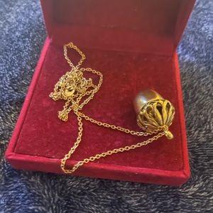 Beautiful Acorn Gold Tone Necklace.